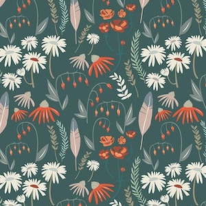 Könnte beinhalten: Nahtloses Muster mit einem teal-farbenen Hintergrund und einem sich wiederholenden floralen Design. Das Muster enthält weiße Gänseblümchen, orangefarbene Sonnenhüte, rote Mohnblumen und graue Federn. Grüne Blätter und Stiele vervollständigen das botanische Thema.