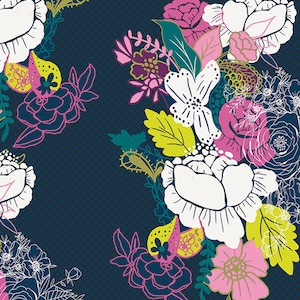 Puede incluir: Un fondo azul oscuro con un patrón floral con flores blancas, rosas, amarillas y verdes. Las flores son estilizadas y tienen un toque caprichoso.