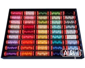 Op de afbeelding: Een tray met kleurrijke Aurifil garenspoelen in verschillende tinten roze, rood, oranje, geel, groen, blauw en paars. De spoelen zijn netjes gerangschikt in rijen in een zwarte tray, ideaal voor naai- en quiltprojecten.