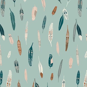 Könnte beinhalten: Ein sich wiederholendes Muster aus stilisierten Federn in verschiedenen Farben, darunter Teal, Braun, Weiß und Rouge, auf einem gedämpften tealfarbenen Hintergrund. Die Federn haben detaillierte Designs und unterschiedliche Größen, wodurch ein skurriles und künstlerisches Design entsteht.
