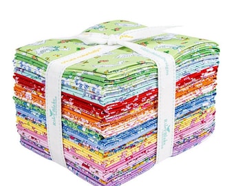 以下が含まれることがあります： Riley Blake Designsおよびcreate colorfullyというテキストが記された白いリボンで結ばれた、折り畳まれた布の正方形の束。布地には、緑、赤、青、黄色、ピンクの色合いで、ガチョウ、花、幾何学模様などのさまざまなパターンが描かれています。