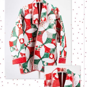 Könnte beinhalten: Eine gesteppte Jacke mit einem roten, grünen und weißen Patchwork-Muster. Die Jacke hat einen Kragen und einen Knopfverschluss. Der Text "one size fits all" ist unter dem Bild gedruckt.