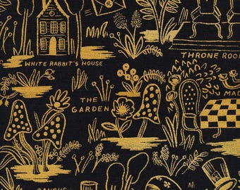Può includere: Un tessuto nero con un design dorato che presenta un'illustrazione fantasiosa di una scena da giardino con funghi, fiori e una casa. Il testo "The Garden", "White Rabbit's House", "Caucus-Race", "Throne Room", "Ma Rose Trees" e "Croquet" è incluso nel design.