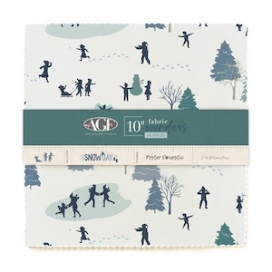 Peut inclure: Un paquet de 42 carrés de tissu de 10 pouces représentant une scène d'hiver avec des enfants jouant dans la neige. Le tissu est blanc avec des accents bleus et gris. Le paquet est étiqueté "Snow Day" et "Mister Domestic".