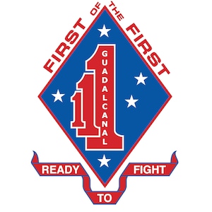 Puede incluir: Un parche azul en forma de diamante con las palabras "First of the First" y "Ready to Fight" en rojo. El centro del parche presenta un número rojo "1" con las palabras "Guadalcanal" apiladas verticalmente en su interior. El parche está decorado con cinco estrellas blancas.
