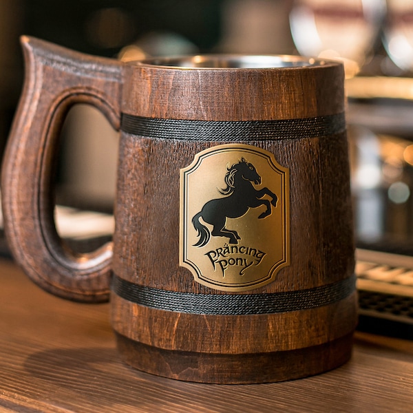 Chope à bière en bois pour cadeau pour meilleur ami. Tasse de poney cabré, Seigneur des Anneaux, meilleur cadeau de Noël en bois.