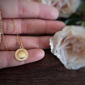 Gold-plated stainless steel chain with shell pendant image 3