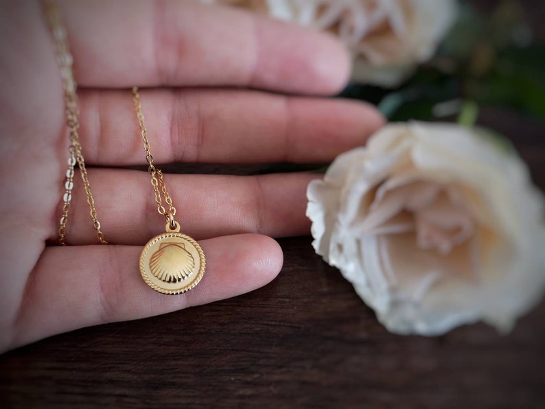 Gold-plated stainless steel chain with shell pendant image 3