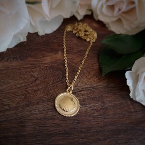 Gold-plated stainless steel chain with shell pendant image 5