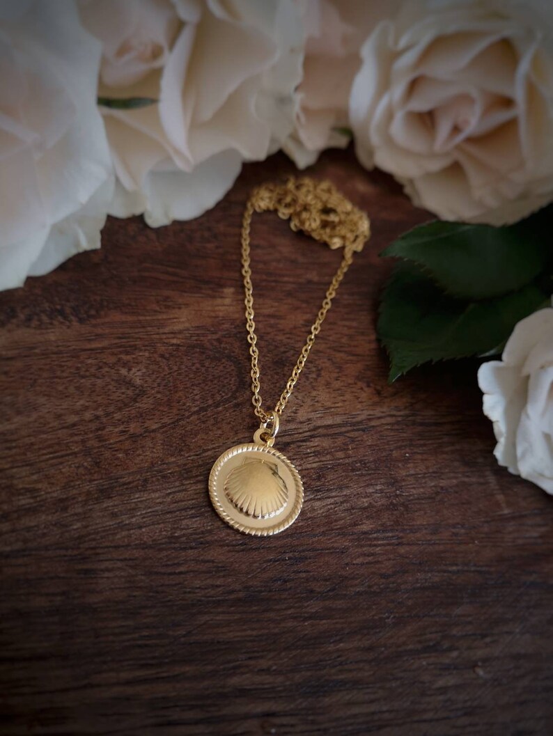 Gold-plated stainless steel chain with shell pendant image 5