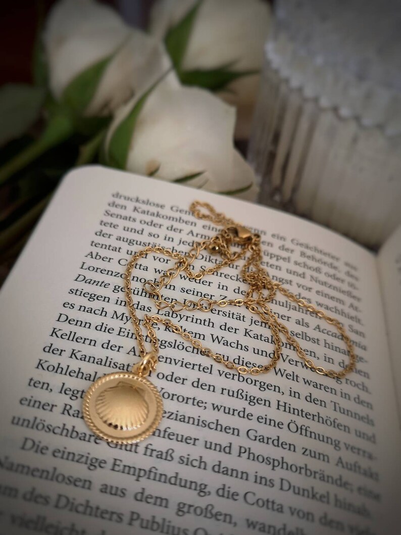Gold-plated stainless steel chain with shell pendant image 6