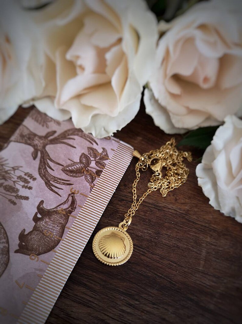 Gold-plated stainless steel chain with shell pendant image 2