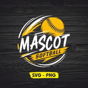 Puede incluir: Logotipo de mascota de softbol con una pelota de softbol amarilla y las palabras "MASCOT SOFTBALL" en blanco y amarillo. El logotipo está sobre un fondo negro con vetas de madera. La parte inferior del logotipo tiene el texto "SVG - PNG" en amarillo.
