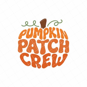 Puede incluir: Un diseño gráfico que presenta el texto PUMPKIN PATCH CREW dispuesto en forma de calabaza. Las letras son de color naranja con una fuente negrita y redondeada. Un tallo marrón se sitúa en el centro superior, flanqueado por dos finas ilustraciones de zarcillos verde salvia.