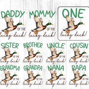 Può includere: Una collezione di grafiche digitali raffiguranti germani reali con cappellini da festa, abbinati a etichette di testo come Daddy, Mommy, One, Sister, Brother, Uncle, Cousin, Grandma, Grandpa, Nana e Papa, seguite dalla frase of the lucky duck!