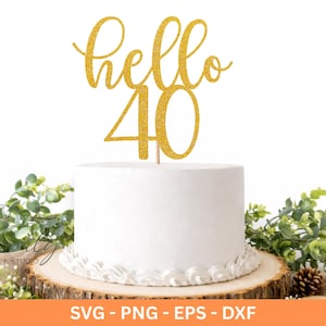 Puede incluir: Un adorno dorado con purpurina "hello 40" sobre una tarta glaseada blanca. La tarta se asienta sobre una base de madera con vegetación y una piña. La parte inferior de la imagen tiene el texto "SVG - PNG - EPS - DXF".