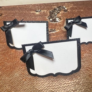 Etiquetas para cartões de lugar com laços de cetim Etiquetas para barracas de comida Cartões de lugar para chá de bebê Despedida de solteira Chá de panela Retro Glam Cartão de nome Bolo de noiva
