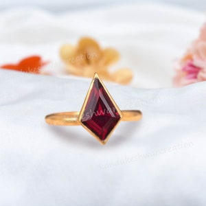 Garnet Ring, Vintage Kite Cut Red Garnet Ring, Engagement Gift, 925 Sterling Silver, January Birthstone Gift, Delicate Ring, Gift for her