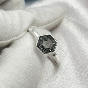 Bague spinelle grise : hexagone 8 mm, argent sterling 925, bague faite main minimaliste