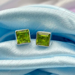 Zierliche Peridot Ohrstecker, 925 Sterling Silber Ohrstecker, Lünettenfassung 7 mm quadratisch geschliffener Edelstein Ohrstecker, Echte Damen August Edelstein Ohrringe
