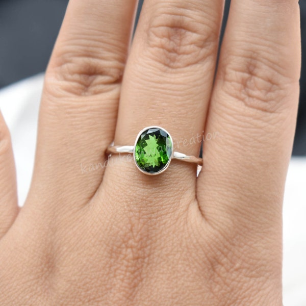 Bague tourmaline verte délicate, bague tourmaline, bague martelée tourmaline délicate, cadeau de naissance d'octobre, cadeau en argent sterling 925 pour elle