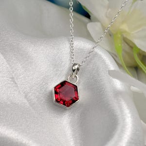 Zierlicher Pink Rubin Hexagon Anhänger: 925 Sterling Silber Halskette