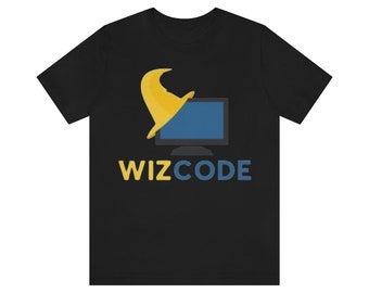 Puede incluir: Camiseta negra con un sombrero de mago amarillo sobre una pantalla de ordenador azul y el texto "WIZCODE" en letras amarillas y azules.