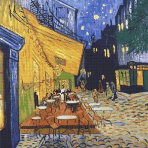 Puede incluir: Una pintura de un caf&eacute; por la noche con un cielo estrellado. El caf&eacute; est&aacute; iluminado con luz amarilla y hay gente sentada en mesas afuera. La pintura est&aacute; hecha en un estilo similar al de Vincent van Gogh.