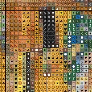 Op de afbeelding: Een kruissteekpatroonkaart met verschillende symbolen, waaronder harten, sterren en pijlen. De kaart is in tinten bruin, geel en groen.