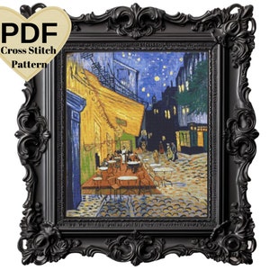 Puede incluir: Un patr&oacute;n de punto de cruz del cuadro de Vincent van Gogh "La noche estrellada sobre el R&oacute;dano". El patr&oacute;n presenta un caf&eacute; con gente sentada afuera, un cielo estrellado y un edificio amarillo.