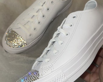 Swarovski Frauen Konversation All-Star Pure White Low Top Sneakers Blinged Out mit authentischen klaren Swarovski-Kristallen Benutzerdefinierte Bling Schuhe Hochzeit