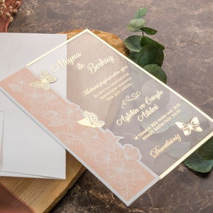 Blush Acryl Quinceanera Einladung, personalisierte Sweet 16 Einladung, Elegante Schmetterling quinceaños einladen, klare und einzigartige Einladung