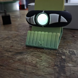 Könnte beinhalten: Ein Set aus drei Keramikbechern mit gesprenkelter, matter Oberfläche. Die Becher sind in Creme-, Hellbraun- und Dunkelbrauntönen gehalten. Jeder Becher hat ein schlichtes, minimalistisches Design.