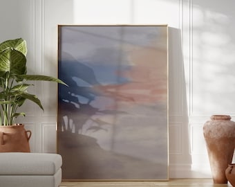Puede incluir: Un otomano gris claro con un marco de madera se encuentra frente a una gran pintura abstracta con tonos de azul, rosa y gris. La pintura está enmarcada en oro y cuelga de una pared blanca. Dos macetas de terracota están en el suelo a la derecha del otomano.