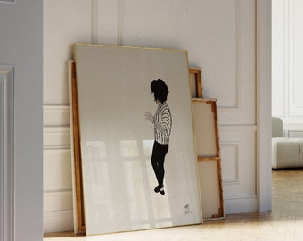 Könnte beinhalten: Eine Schwarzweißillustration einer Person, die ein gestreiftes Hemd und Jeans trägt, gerahmt in einem goldenen Rahmen. Das Kunstwerk hängt an einer weißen Wand in einem Raum mit Holzboden.