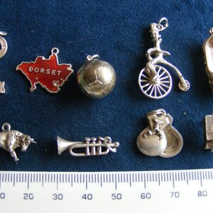 M) Vintage Sterling Silber Charms 21 Schlüssel, Dorset Karte, Mann auf einem Fahrrad, türkische Pantoffel, Stier, Trompete