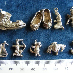 J) Vintage Sterling Silber Charm Boot öffnet sich, Jungfrau Jungfrau, Cherub, Yacht, Bogenschütze, Krokodilcharakter, Esel, Anker
