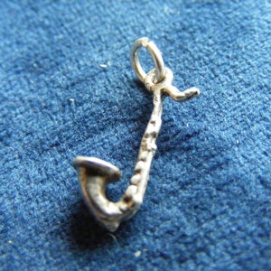 H) Charms vintage de plata de ley para saxofón