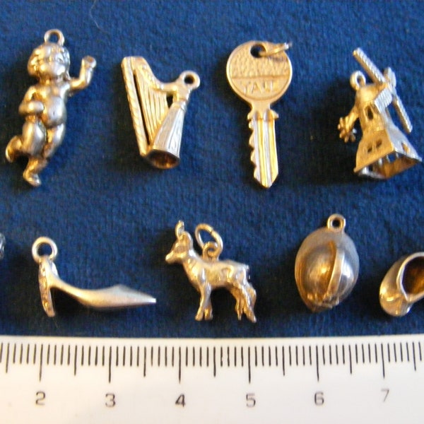 O) vintage breloques en argent sterling chérubin harpe Yale clé moulin à vent hollandais abbaye de Westminster cerf aiguille pompier casque chaussons bébé