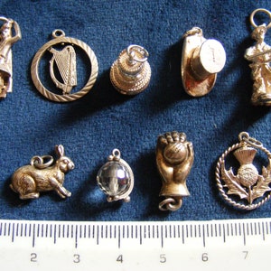 P) Vintage sterlingzilver bedel Schotse danseres harp hoge hoed wereldbol