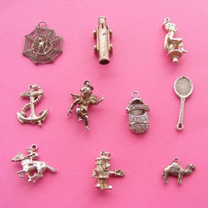 Peut inclure: Une tasse en céramique blanche avec une anse noire et l'inscription "But First, Coffee" en gras noir. La tasse est posée sur un fond flou, suggérant un cadre chaleureux.