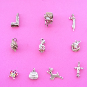 Könnte beinhalten: Ein Set aus drei Keramikbechern mit gesprenkelter, matter Oberfläche. Die Becher sind in Creme-, Hellgrau- und Dunkelgrautönen gehalten. Jeder Becher hat ein schlichtes, minimalistisches Design und einen abgerundeten Henkel.