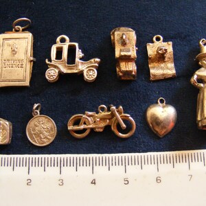 G) Vintage sterlingzilveren bedels: rijbewijs, auto, taxi, vliegend tapijt, Welsh lady, fiets, hart