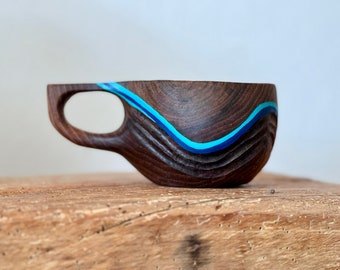 Kuksa de nogal tallado a mano con adorno de pirograbado, taza de madera nórdica con diseño moderno, taza de madera para exterior, kuksa hecha a mano con textura