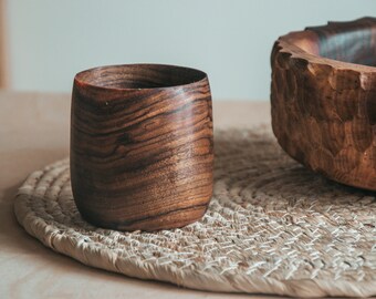 Tasse en bois de noyer sculptée à la main, tasse à café en bois minimaliste sans poignée, tasse à thé en bois moderne, kuksa en bois fait main