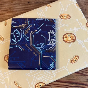 5x Geschenkpapier Set NERDS BITCOIN DOGE Coin Krypto - doppelseitig Weihnachten Geburtstag 5x Bogen 42x59cm gefaltet Aufbewahrung Kleber