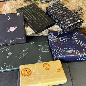6er Geschenkpapier NERDS Big Bang KRYPTO MATRIX Binärcode Physik Chemie Formel - doppelseitig 6x Motiv Bogen 42x59cm Geburtstag Valentinstag