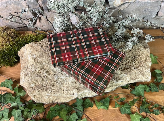Geschenkpapier Schottenkaro TARTAN edel rot grün - plaid check karo kariert Geburtstag Weihnachten inkl. Klebepunkten Aufbewahrung Mappe