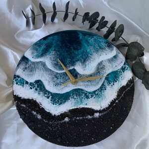Relógio de oceano de arte em resina | Pintura relógio oceano | Resina Ocean Art | Arte marítima | Decoração de casa costeira | Relógio de praia e ondas | Pintando areia preta