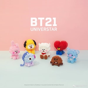 Puede incluir: Una colección de figuras de personajes BT21 UNIVERSTAR pixeladas y coloridas. Las figuras incluyen un conejo rosa, un oso amarillo, un koala azul, una oveja blanca, un corazón rojo, un pony marrón y un pony azul. El texto "BT21 UNIVERSTAR" está visible.